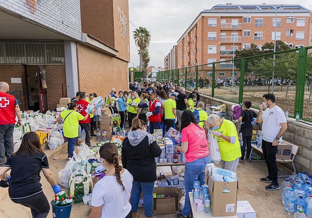 Reparto de productos básicos en Benetússer tras la dana.