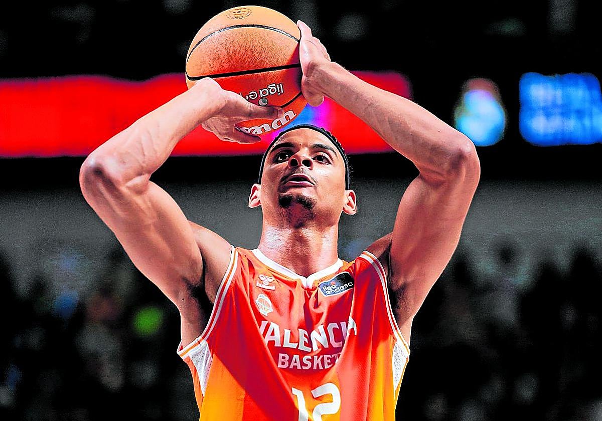 Sako lanza un tiro libre.