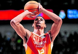 Sako lanza un tiro libre.