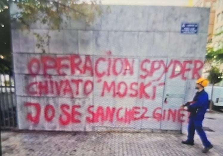 La pintada acusando de chivato a un presunto narco huido.