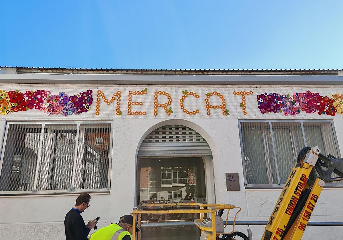Aspecto del mural de crochet este miércoles en la fachada del mercado.
