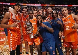 Montero y Badio, de azul, junto a sus compañeros en la celebración de la Supercopa.