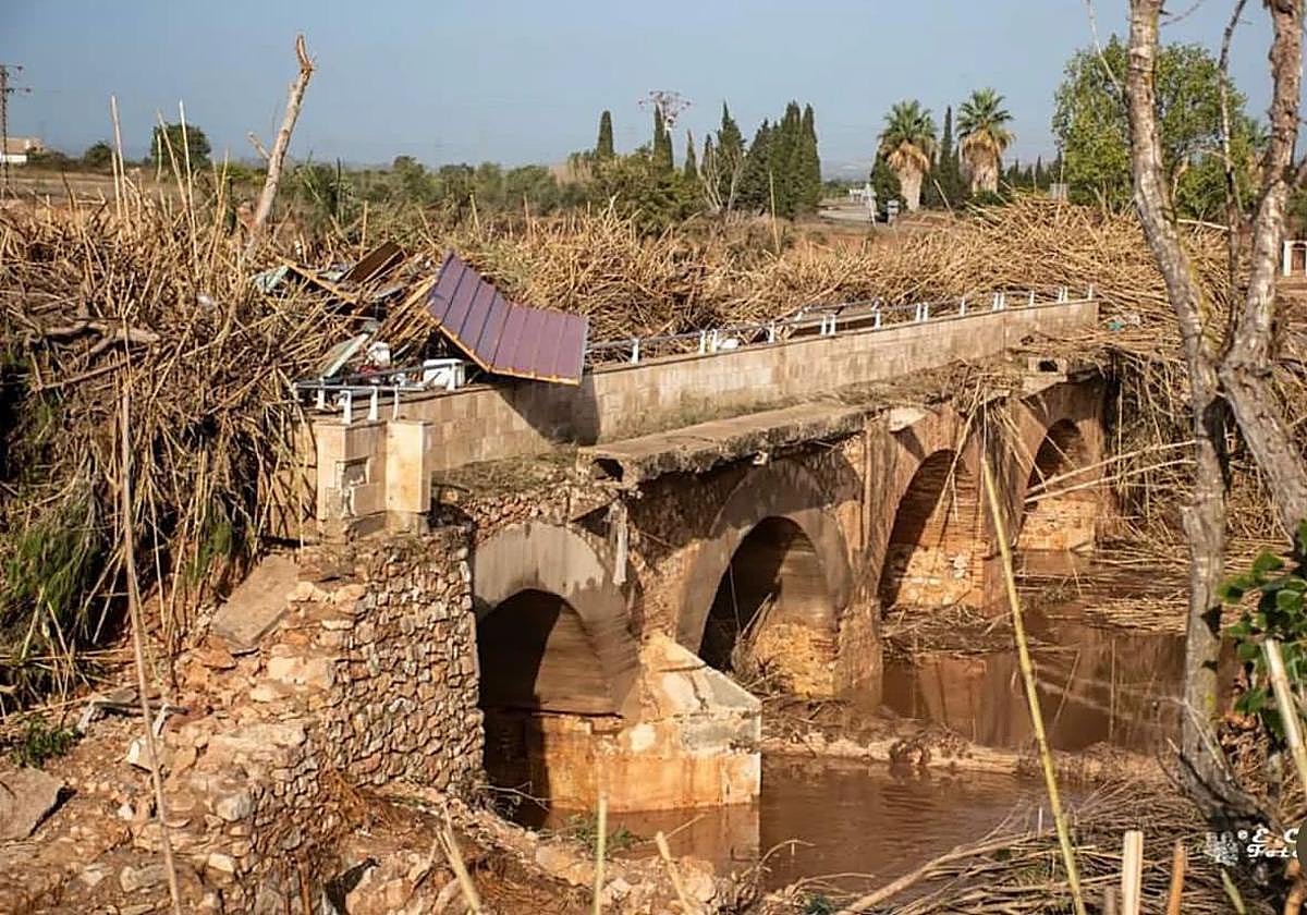 Puente destrozado en Riba-roja por la dana.