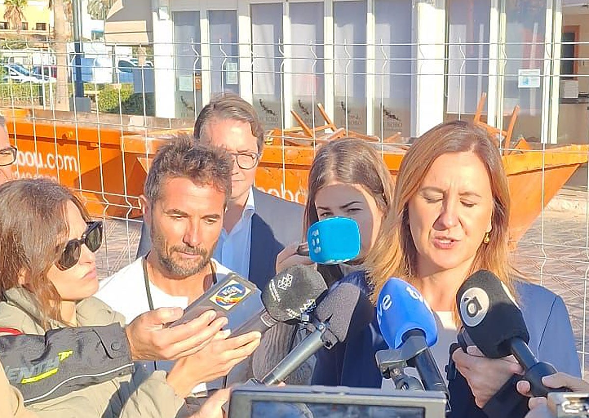 Imagen secundaria 1 - Vistas del derribo desde un dron y comparecencia de la alcaldesa María José Catalá y del presidente de los hosteleros, José Miralles.