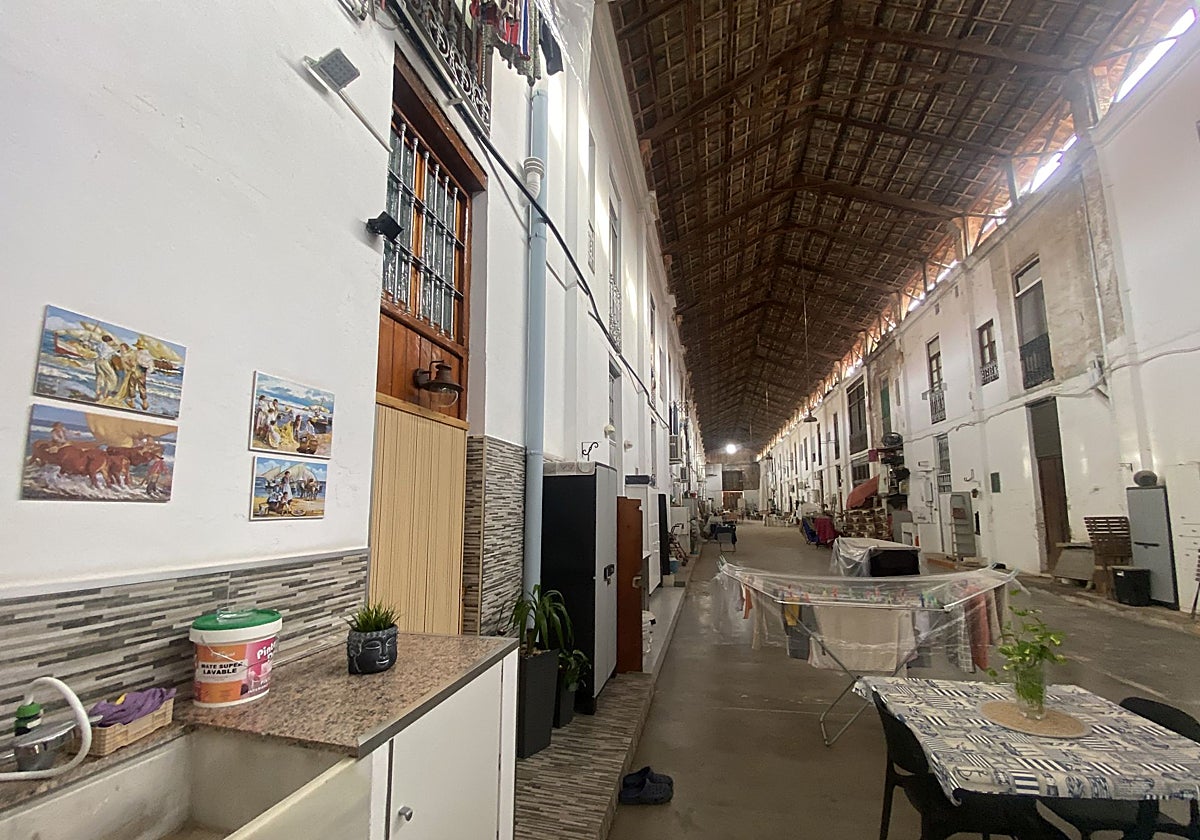 Patio interior de la Lonja de Pescadores del Cabanyal, con unos cuadros cerámicos de Sorolla.