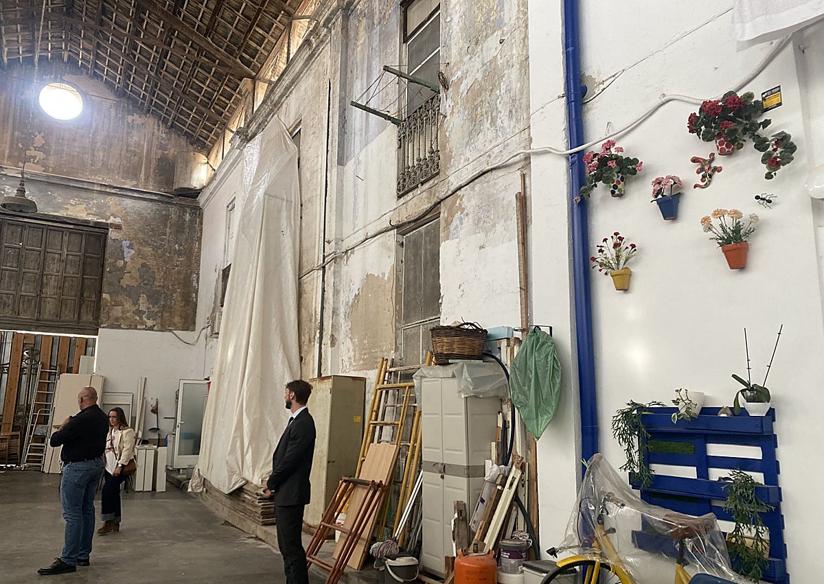 Imagen secundaria 1 - Visita de los ediles de Patrimonio y Responsabilidad Patrimonial, Juanma Badenas y Cecilia Herrero, a la Lonja del Cabanyal, durante la entrega de llaves.