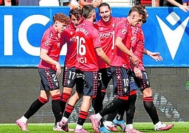 Los jugadores del Osasuna celebran un gol.