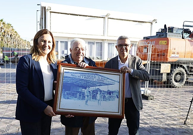 Vicente y Javier Arnal, propietarios de El Bobo, cuando eran niños y el local era un merendero en la arena.