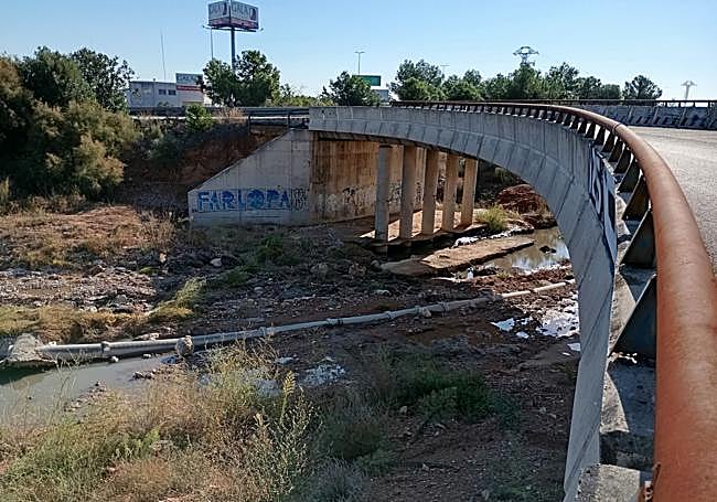 A la izquierda, la parte dañada del puente, este miércoles.