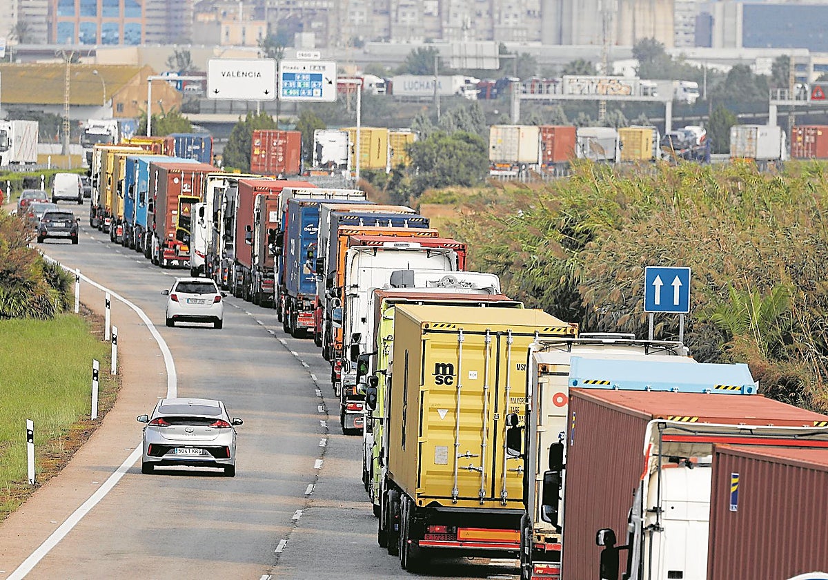 Camiones en la V-30.