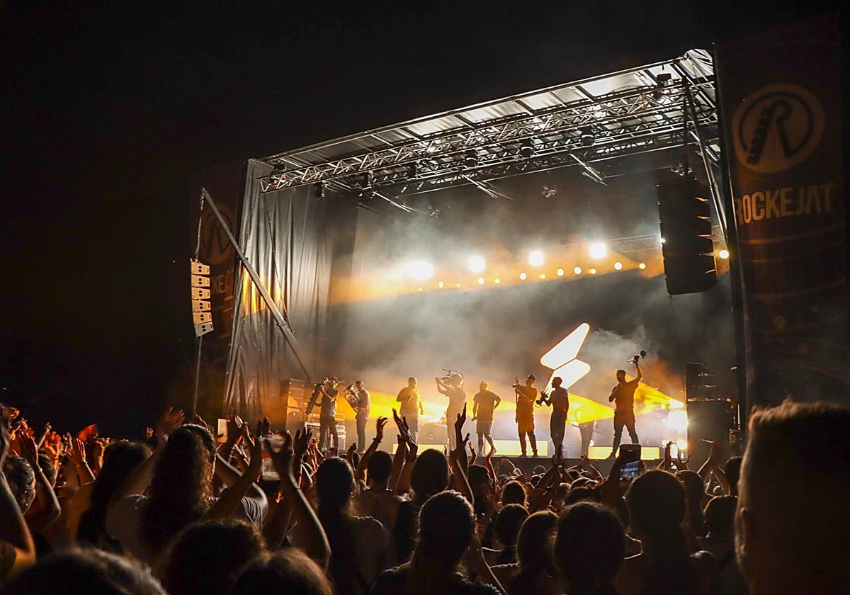 El grupo La Fúmiga, sobre el escenario en un concierto.
