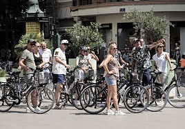 Un grupo de turistas, en la plaza del Ayuntamiento.
