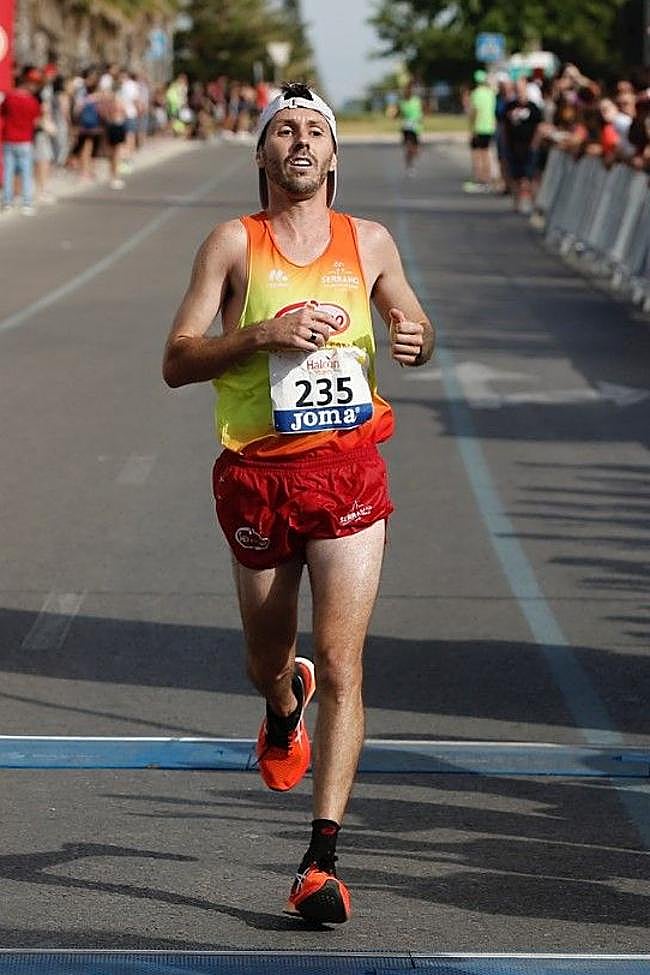 Juan Antonio 'Chiki' Pérez, alcanzando la meta en una edición del Gran Fons de Paterna.