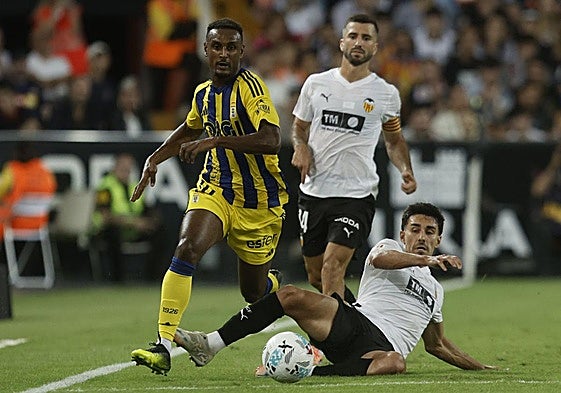 Hassan, desbordando a Almeida y Gayà.