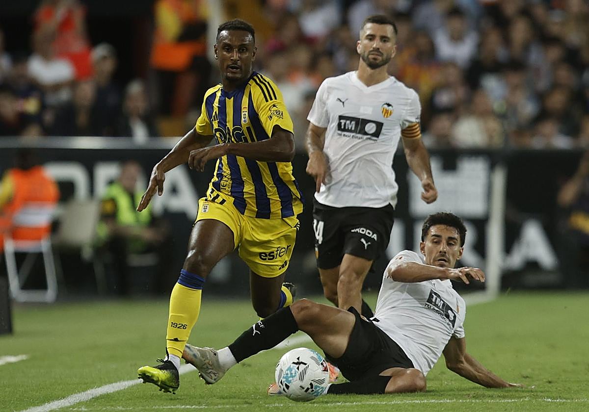 Hassan, desbordando a Almeida y Gayà.