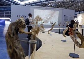 Algunos de los floreros de 'Raíces', la obra de Héctor Serrano