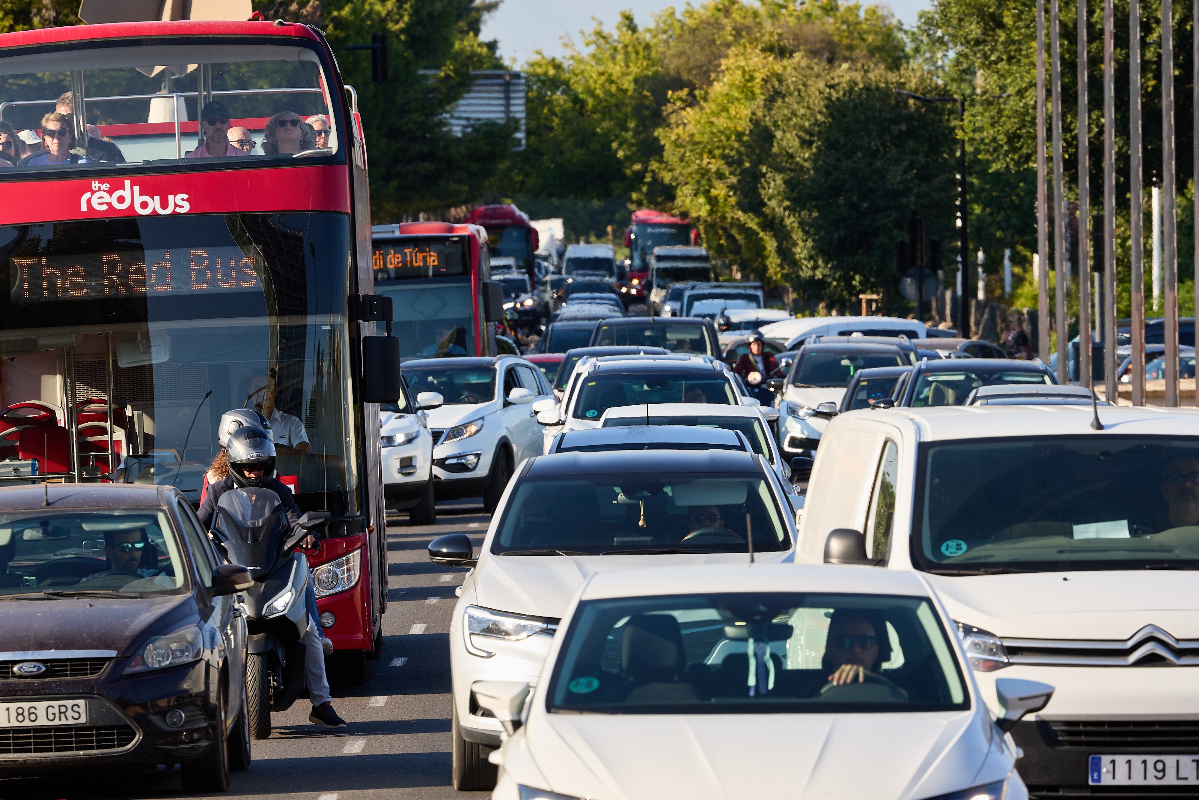 Un atasco en el puente Nou d'Octubre este jueves, el mismo de todos los días y a cualquier hora