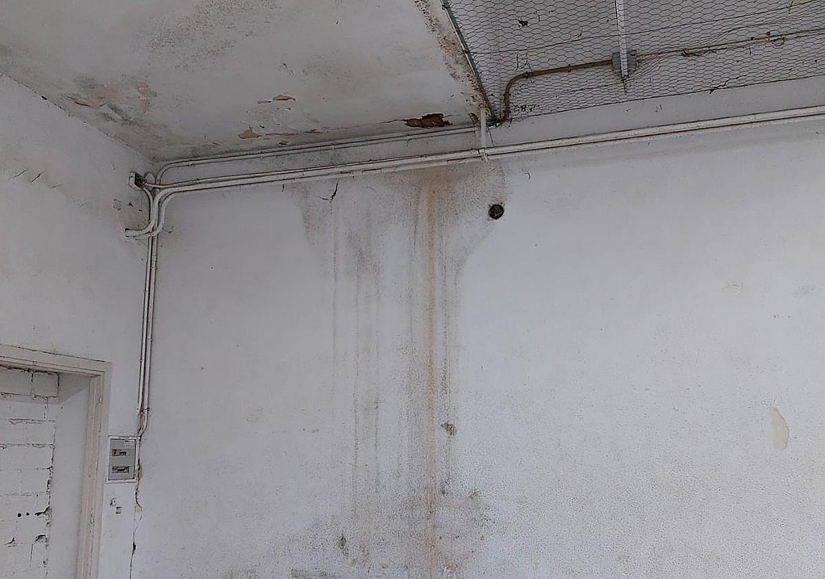 Imagen principal - Parte del techo de un instituto de Alzira se cae por las lluvias mientras la construcción del nuevo centro sigue paralizada