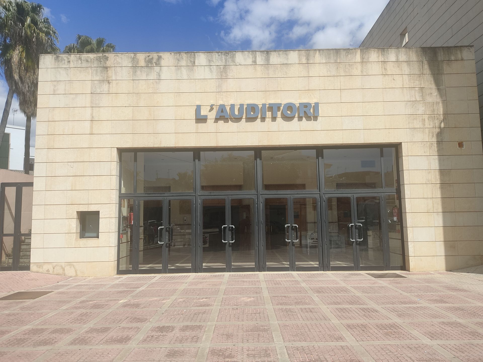 Auditorio de Guadassuar, clausurado por los desperfectos de la riada.