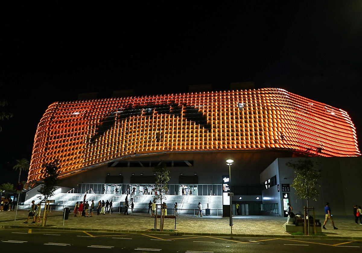 El exterior del Roig Arena, en modo Valencia Basket.