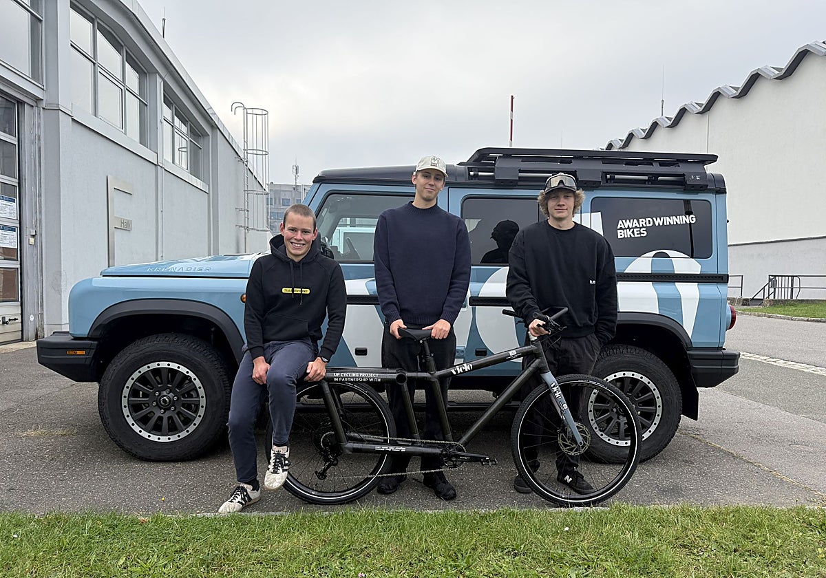 Estudiantes alemanes que han participado en el montaje de las bicicletas posan con una de ellas