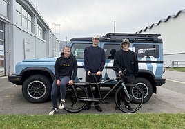 Estudiantes alemanes que han participado en el montaje de las bicicletas posan con una de ellas