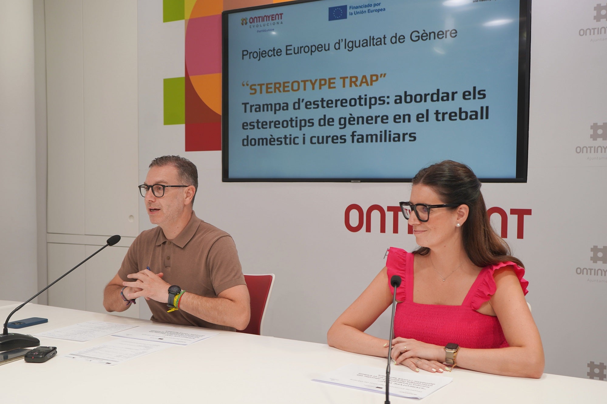 Los concejales de Poryectos Europeos y de Igualdad de Ontinyent presentan los resultados de la primera fase del estudio.