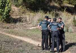 Un grupo de guardias civiles en el paraje montañoso donde apareció el cadáver.