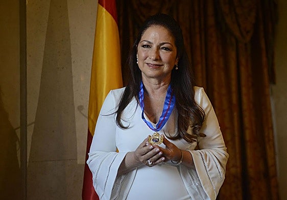 Gloria Estefan posa con la Medalla de Oro al mérito de las Bellas Artes.