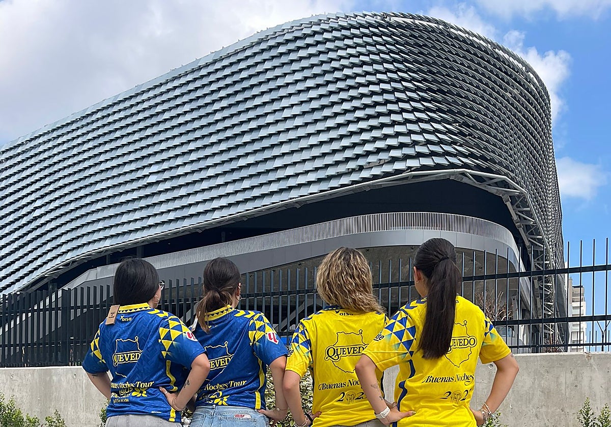 Un grupo de jóvenes ya hacía cola para el evento de este jueves.