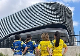 Un grupo de jóvenes ya hacía cola para el evento de este jueves.