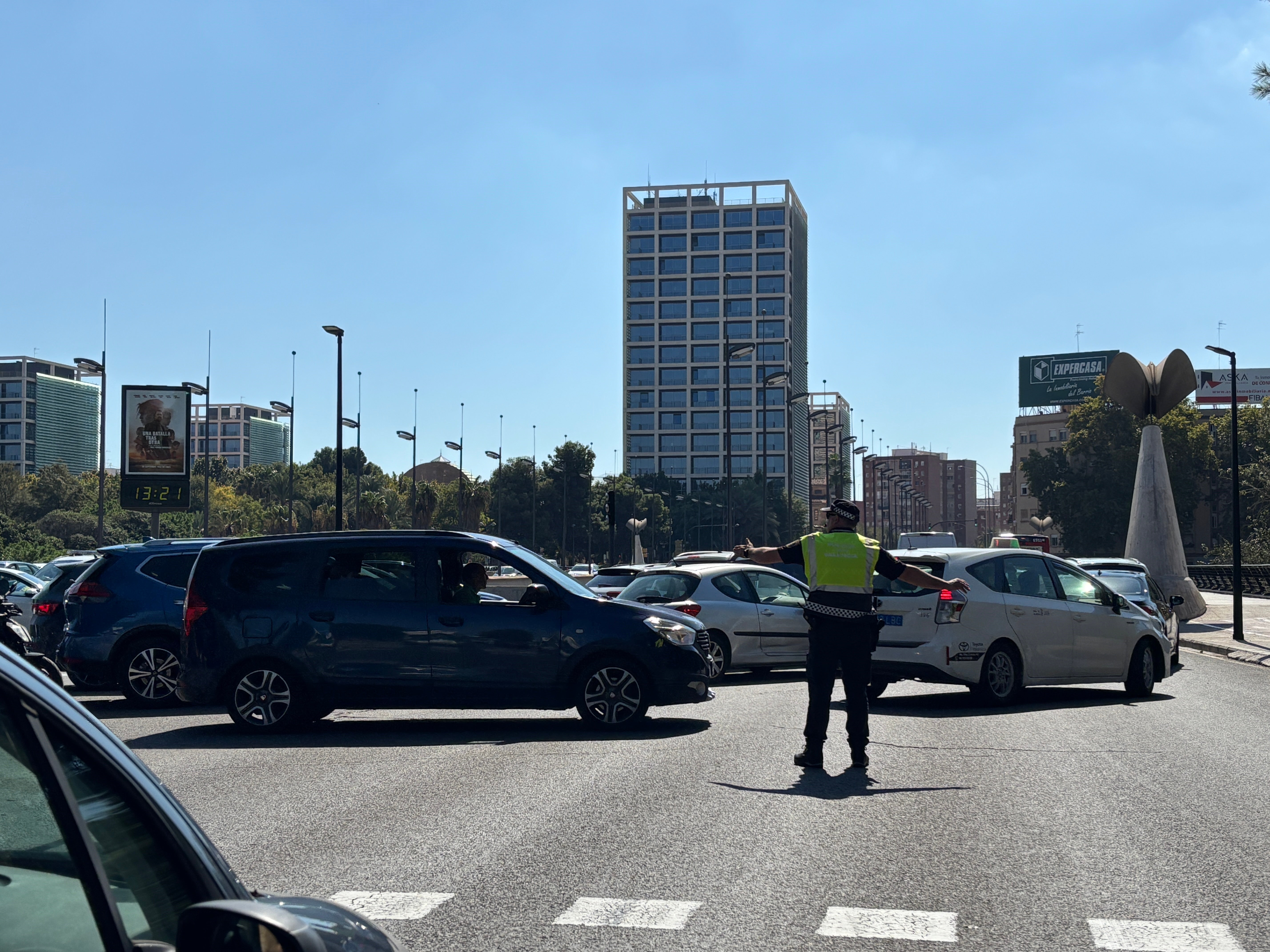 Un policía trata de ordenar el tráfico este miércoles en otro de tantos atascos en el puente Nou d'Octubre.