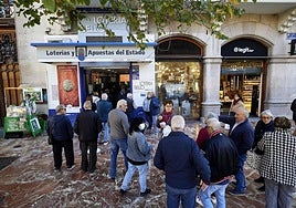 Colas en una administración de Valencia para comprar un décimo de Lotería Nacional, imagen de archivo.