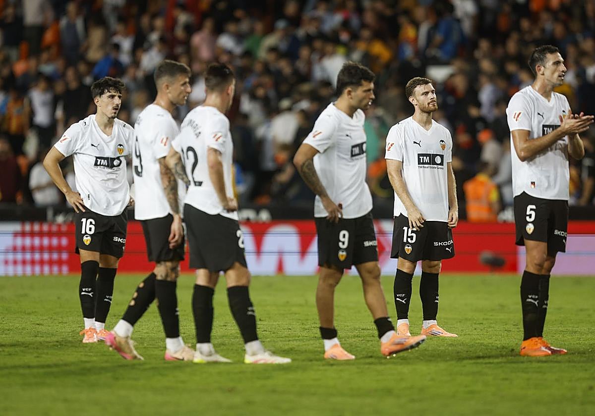 Los jugadores del Valencia tras el partido ante el Real Oviedo.