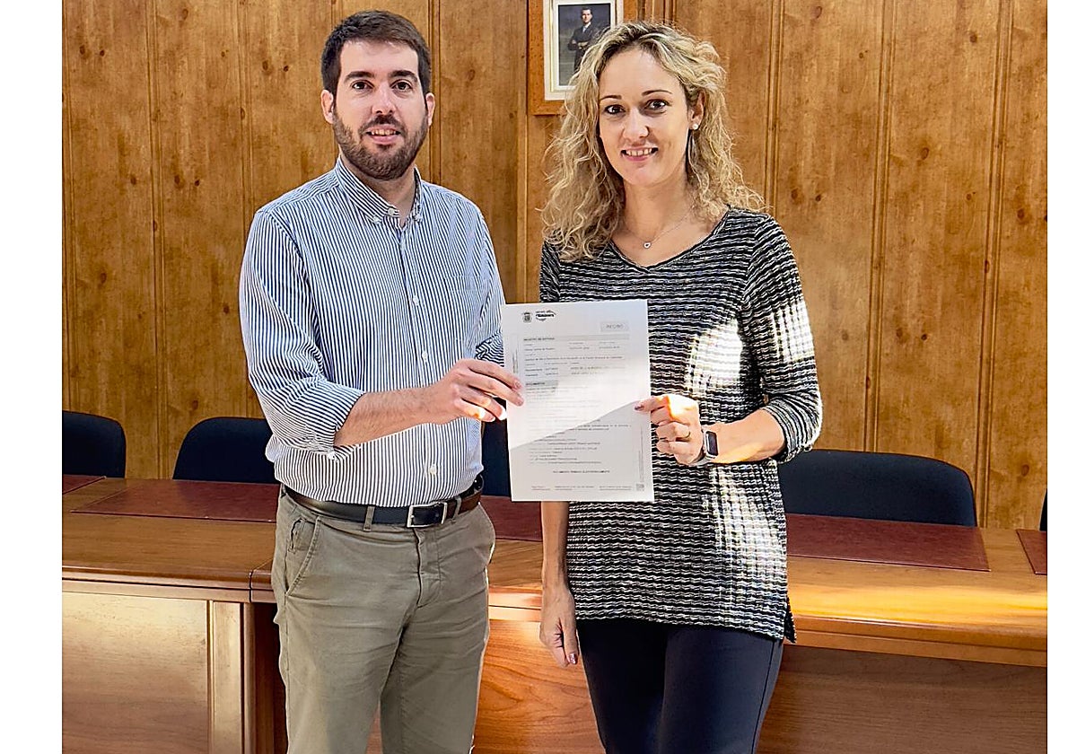 El Alcalde junto a la habitante número 8.000.