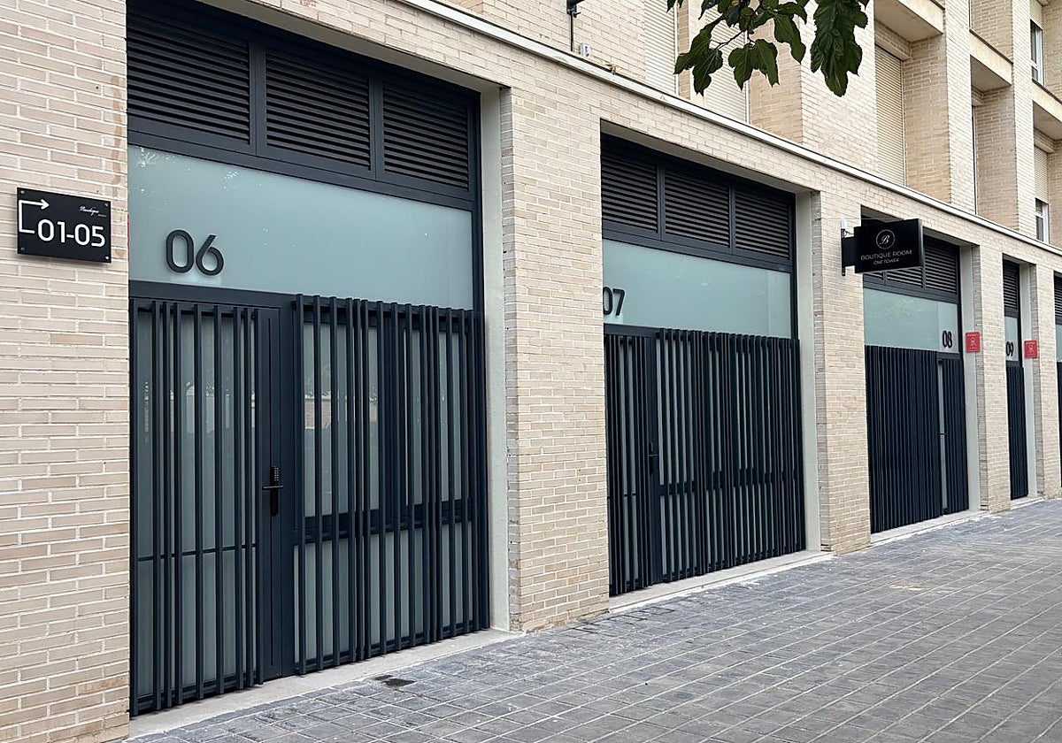 Los apartamentos turísticos en cuestión, en los bajos de un edificio en la calle Paz Azzati Cutanda.