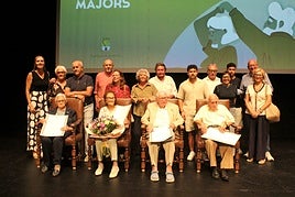 Las cuatro personas centenarias homenajeadas con sus familiares y autoridades.