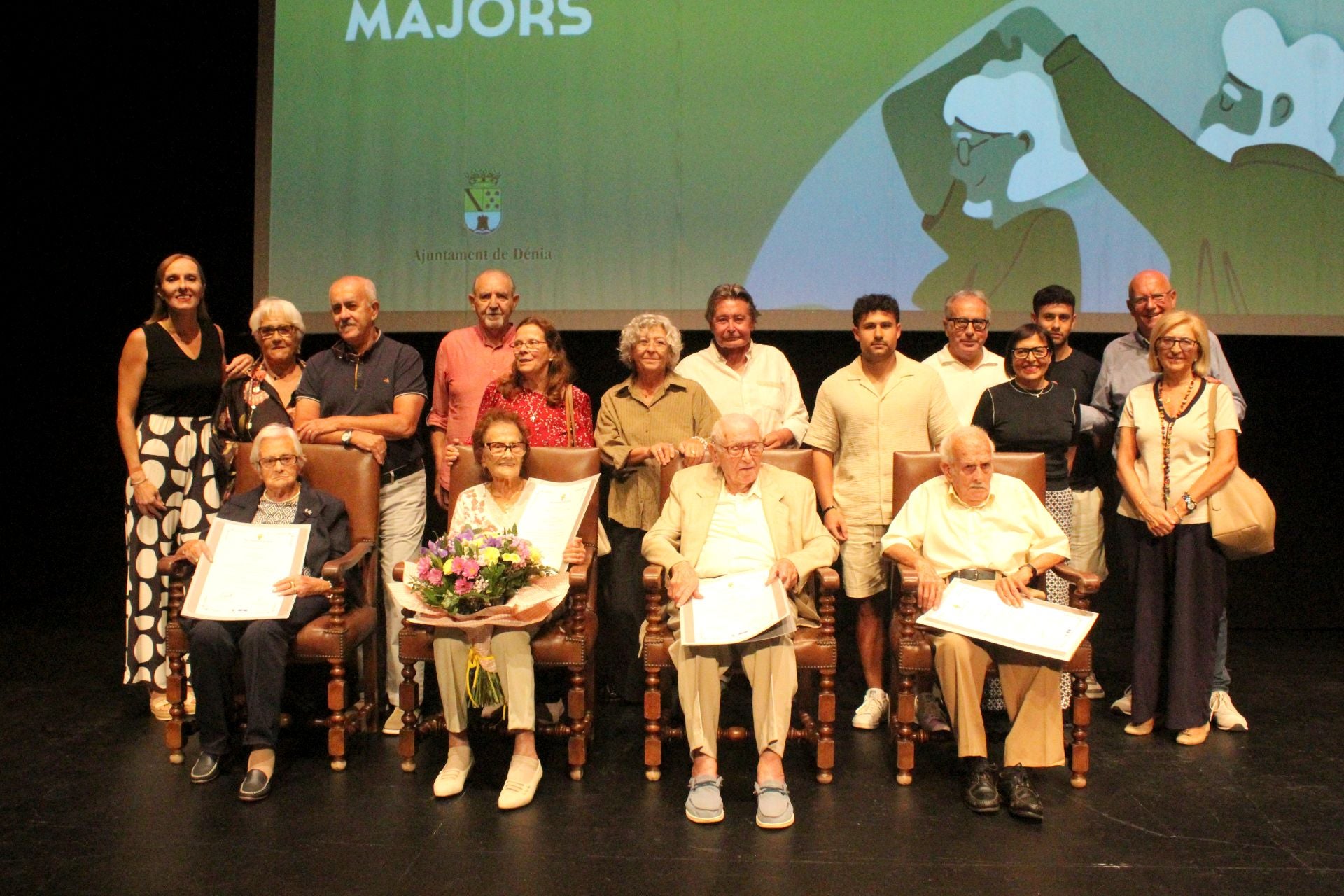 Las cuatro personas centenarias homenajeadas con sus familiares y autoridades.