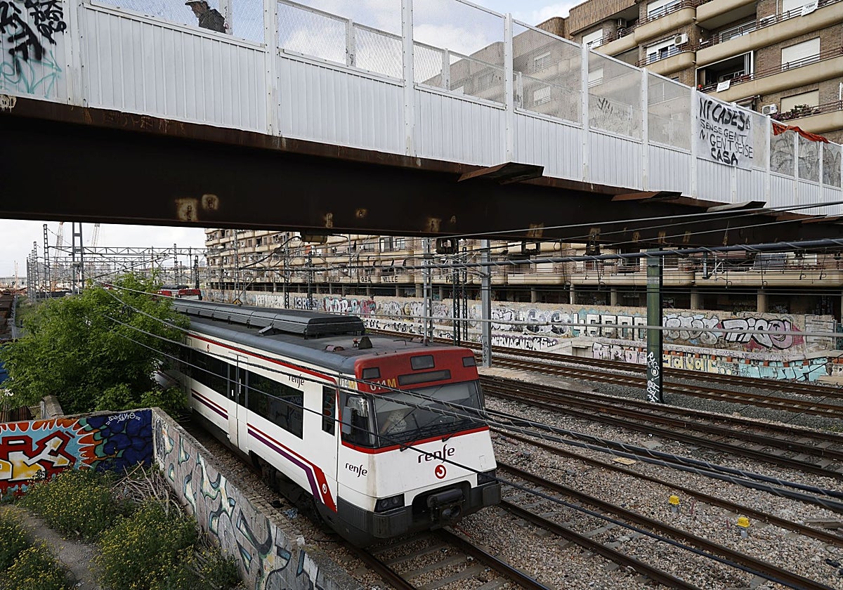 Un convoy de Cercanías entra en la estación de Valencia