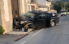 La pick up robada, estrellada a la entrada de Morella.
