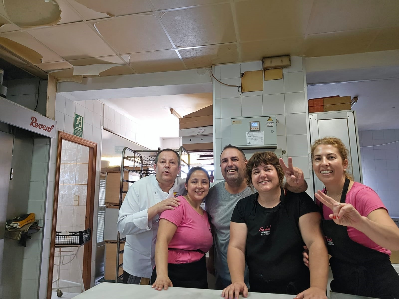 Juan Antonio y Esperanza, hijos, con algunos de los trabajadores del horno.