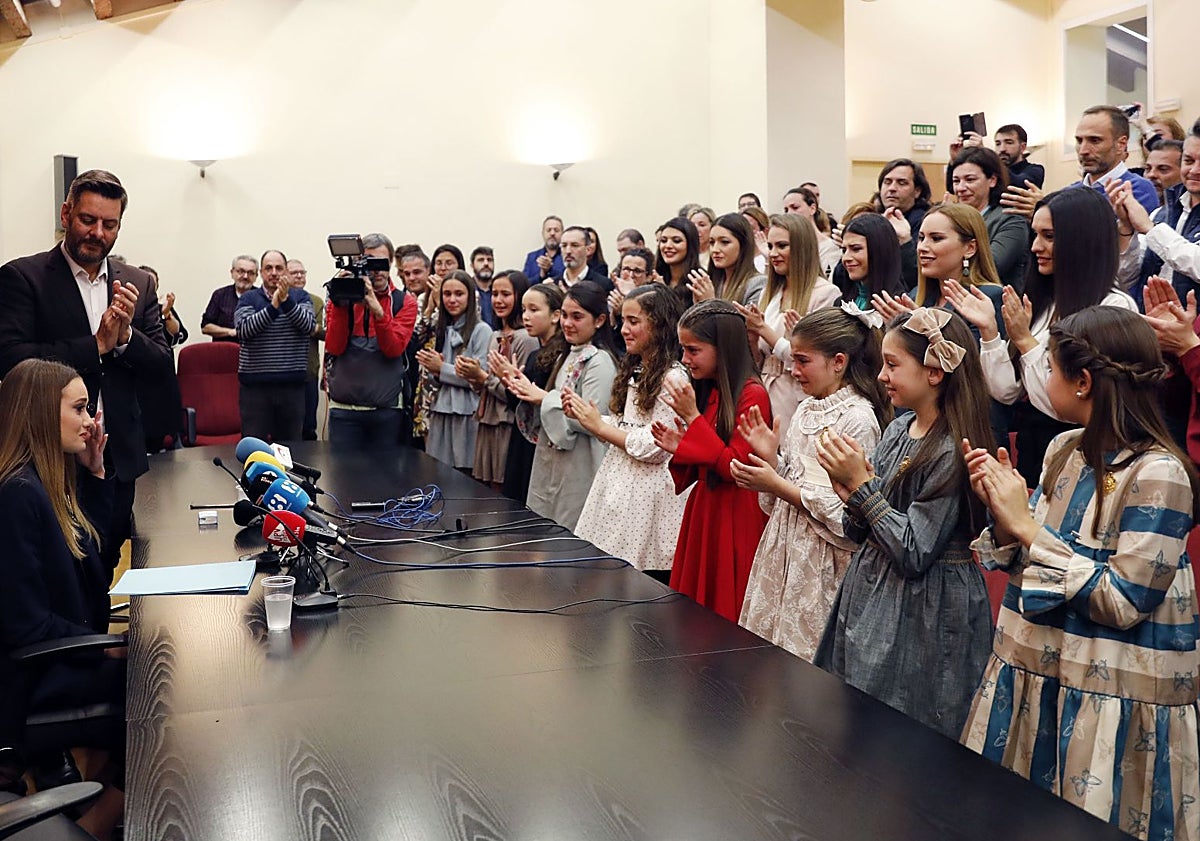 Imagen principal - Rueda de prensa tras la suspensión de las Fallas, con Consuelo Llobell (FMV 2020-21) y plantà al tombe tras la declaración de las Fallas como Patrimonio Inmaterial.