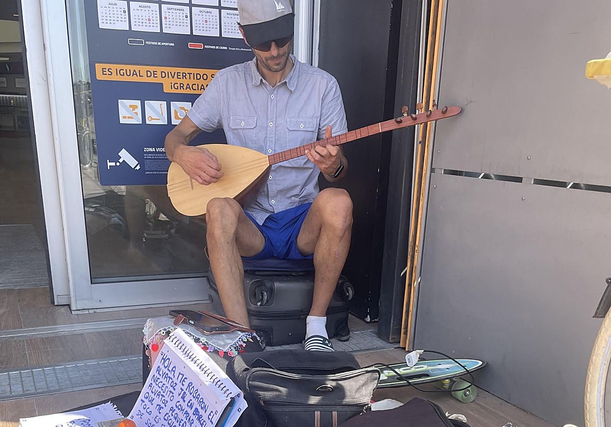 John, músico nómada francés, que pide ayuda en Valencia