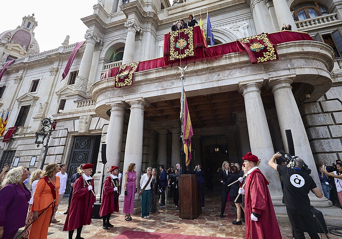 La bajada de la Senyera en el Ayuntamiento de Valencia.