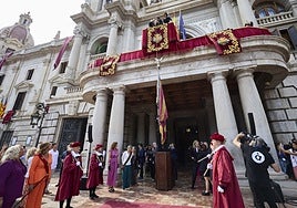 La bajada de la Senyera en el Ayuntamiento de Valencia.