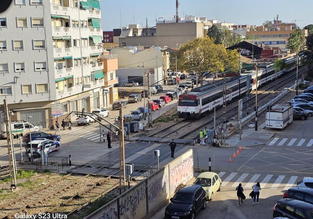 El paso a nivel con barreras de Alfafar.