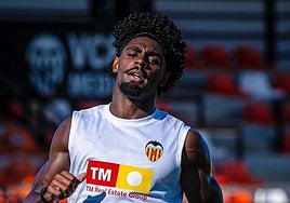 Thierry Rendall, en un entrenamiento con el Valencia.