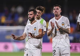 Gayà, en primer plano, durante un partido del Valencia.