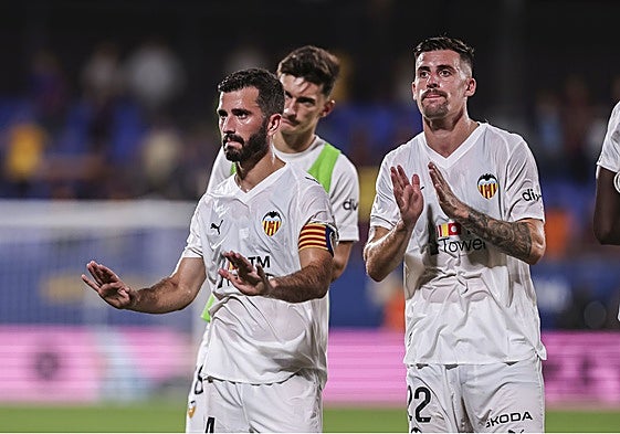 Gayà, en primer plano, durante un partido del Valencia.