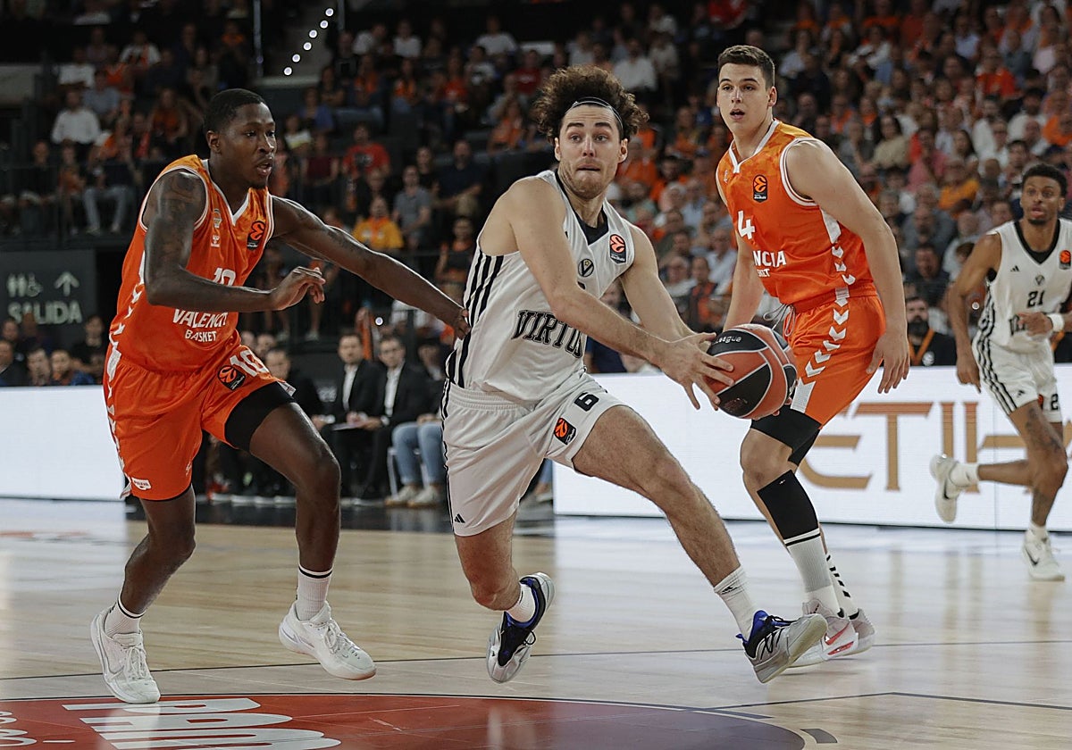 El Valencia Basket, ante la Virtus Bologna en el Roig Arena.